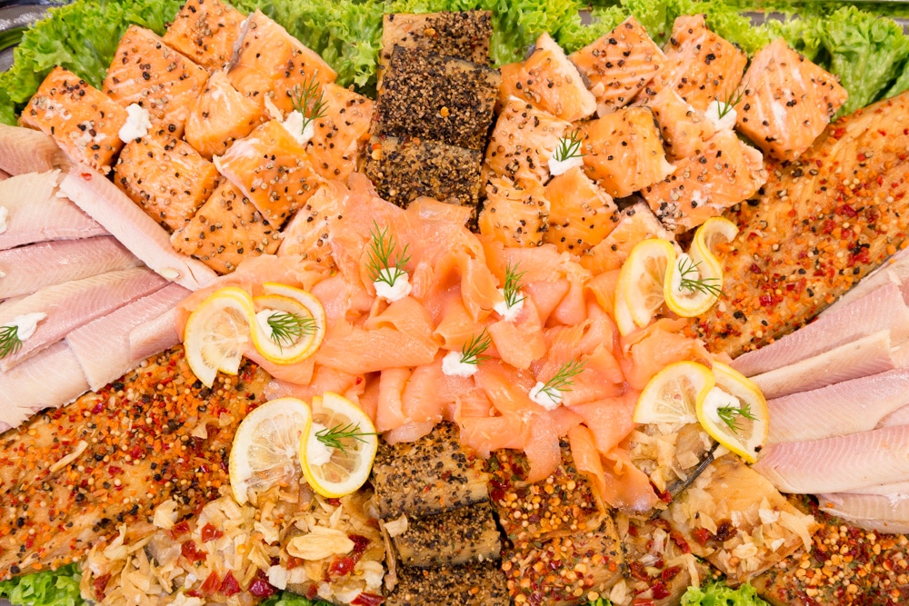 Kalte Platte mit Räucherfisch und Zitronenscheiben.