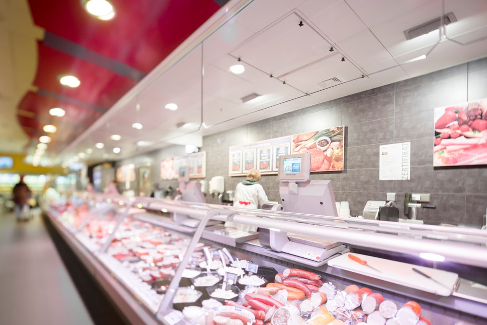 Fleischtheke mit verglasten Auslagen.