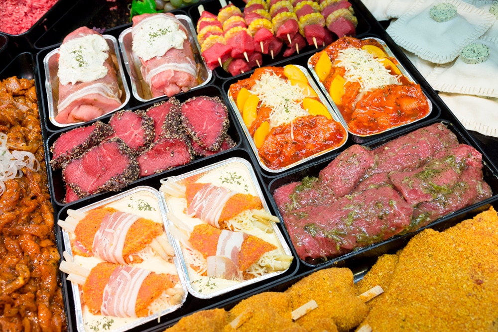 Marinierte Fleischstücke in der Frischetheke.