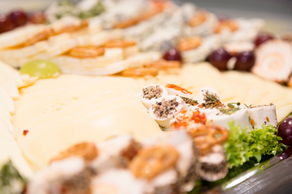 Nahaufnahme der Käsetheke.