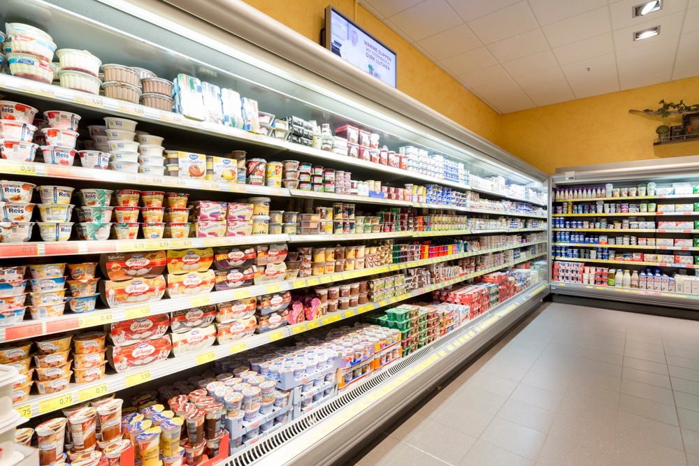 Offene Kühlregale für Molkereiprodukte.