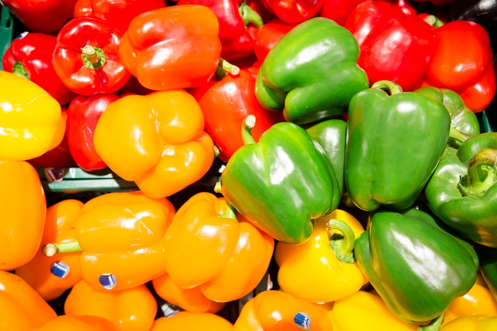 Gelbe, orangene, grüne und rote Paprikas.