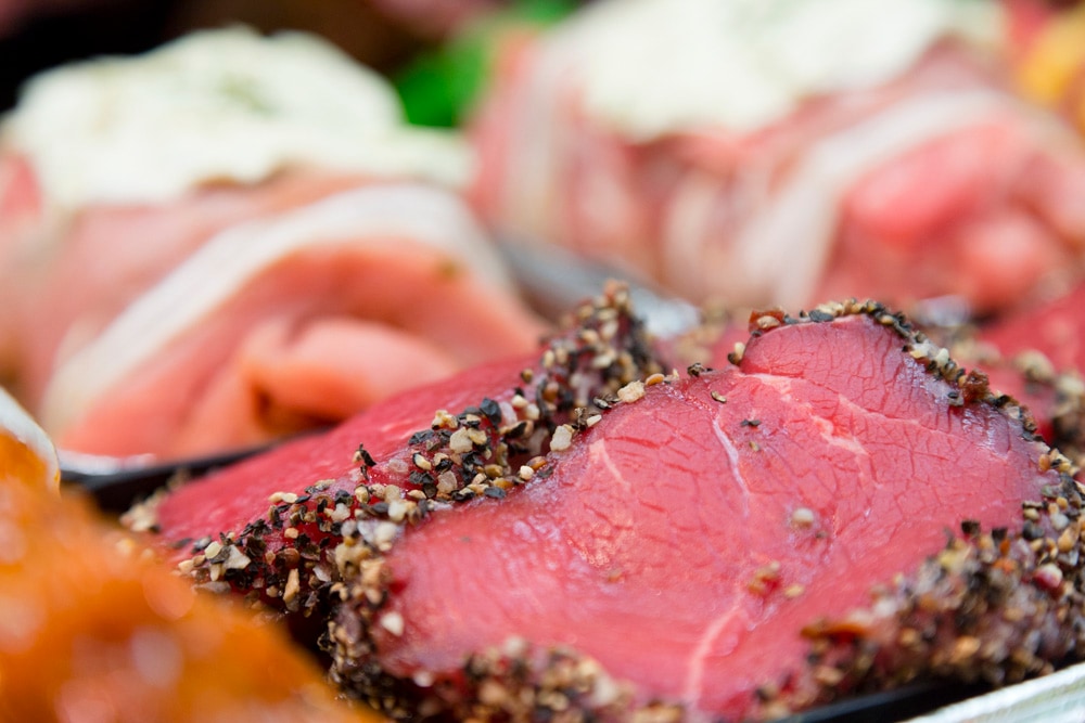 Zwei Scheiben Roastbeef mit Kräuterrand.