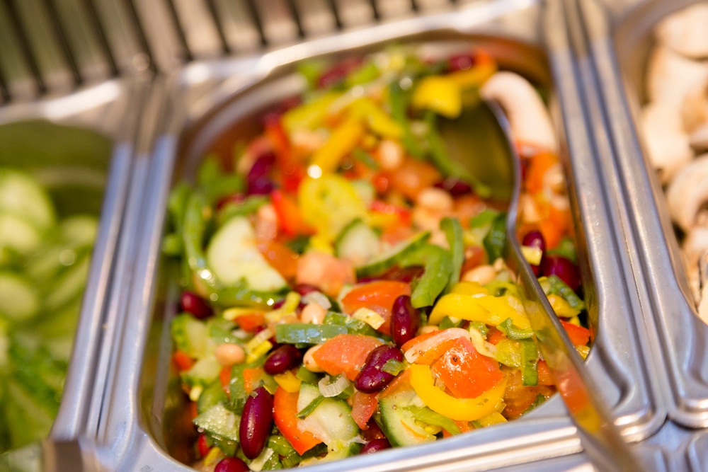 Edelstahl-Behälter mit Tomate, Gurke, Paprika und Kidneybohnen.