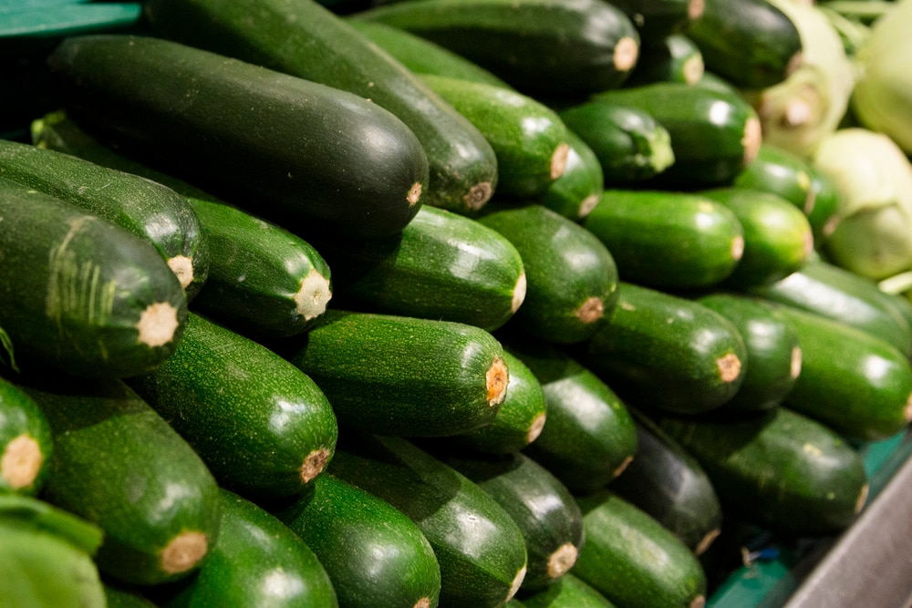 Grüne Zucchinis gestapelt.