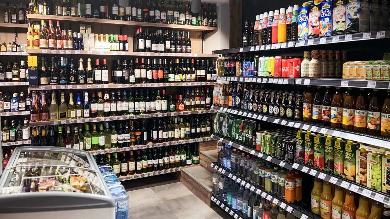 Getränkeregale im Markt.