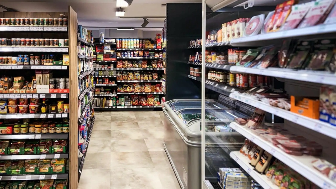 Schmaler Gang im Inneren des Marktes.