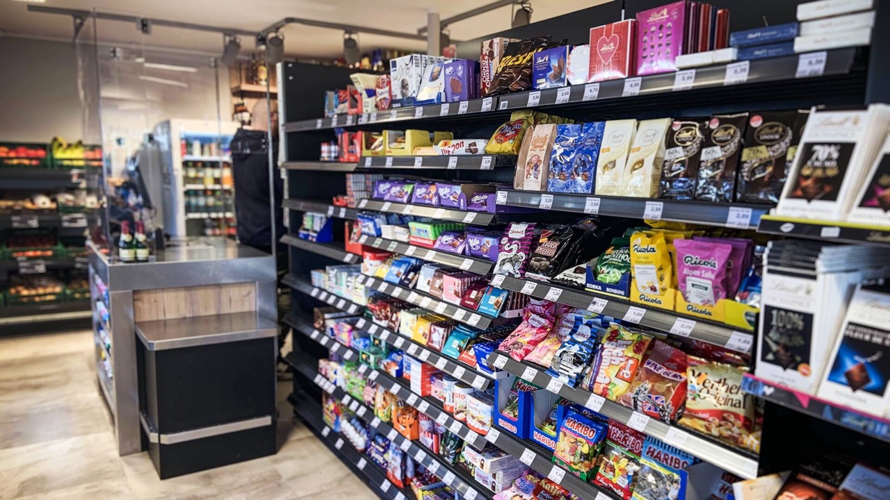 Regal für Süßigkeiten direkt vor der Kasse.