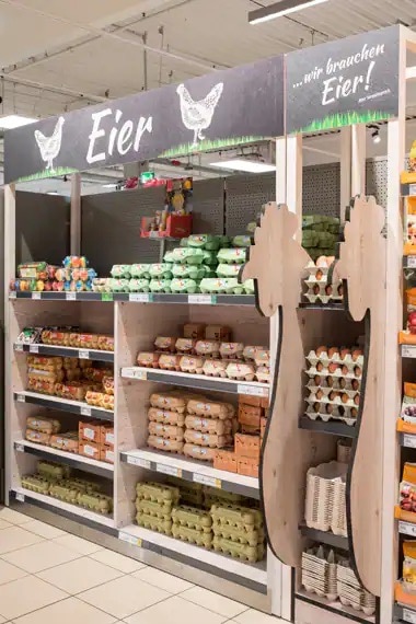 Regal mit Eiern von verschiedenen Höfen.