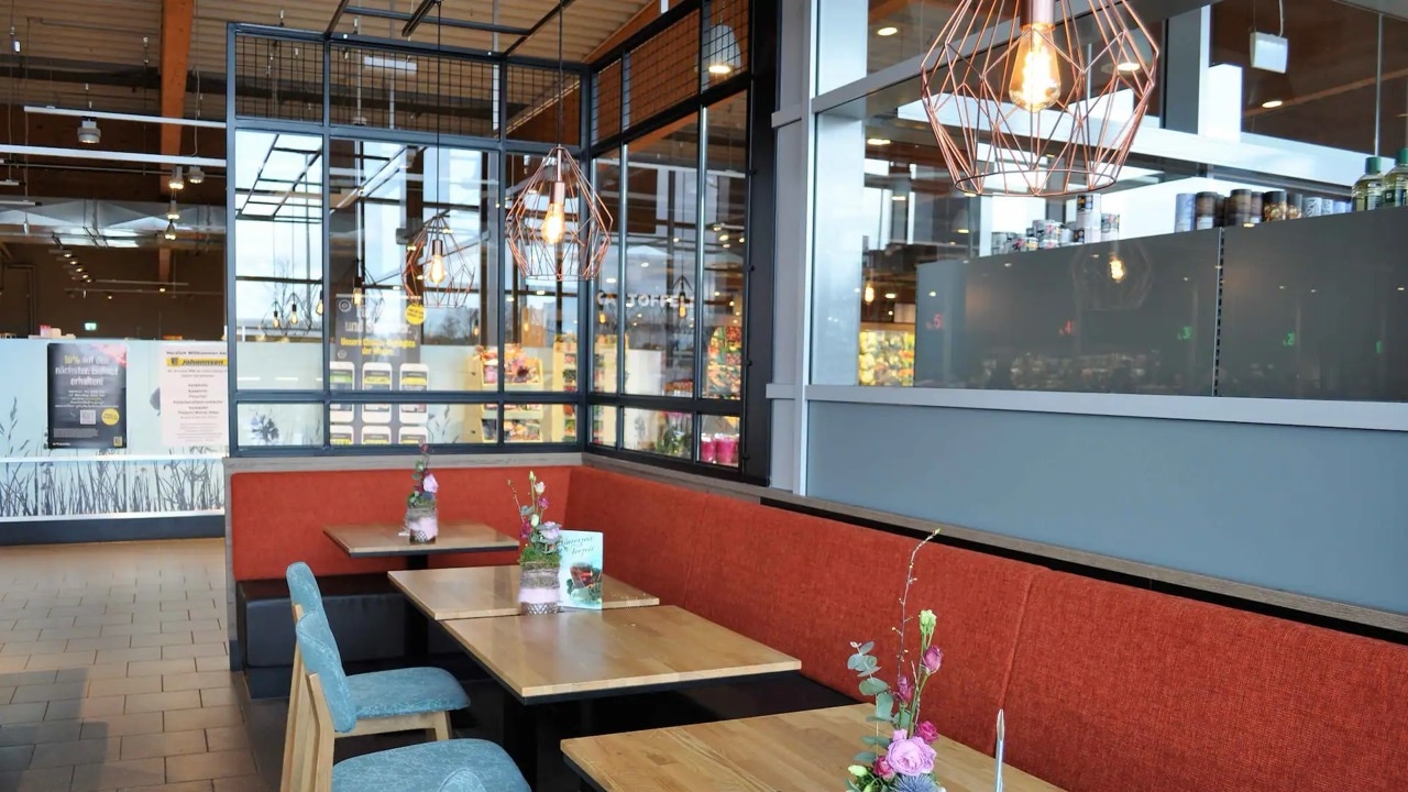 Lange Sitzbank und Stühle in einem Café.