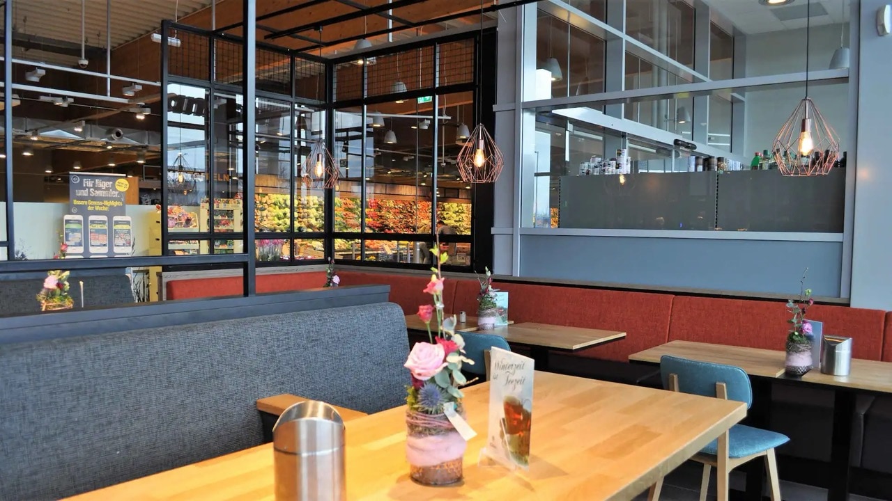 Sitzbank mit hellem Tisch in einem Café.