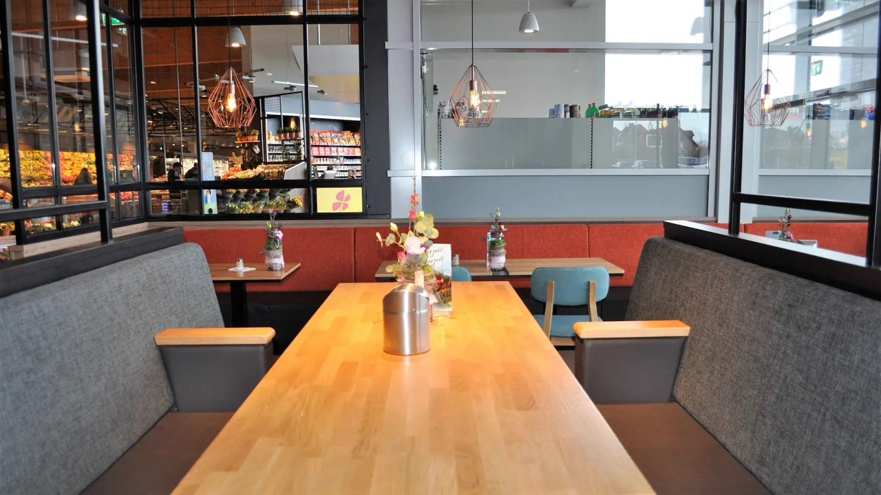 Zwei gegenüberliegende Sitzbänke an einem Tisch.