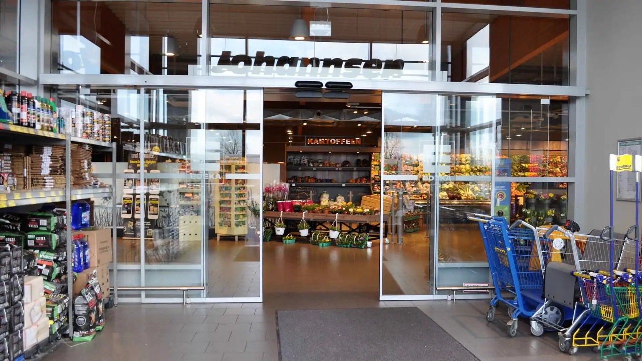 Eingangsbereich bei EDEKA Johannsen mit gläserner Automatiktür.