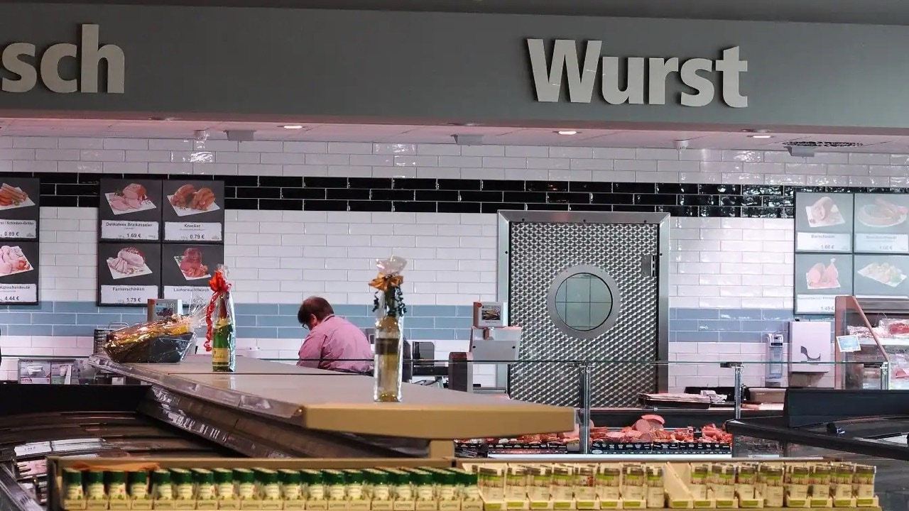 Fleisch- und Wurstabteilung mit Auslage.
