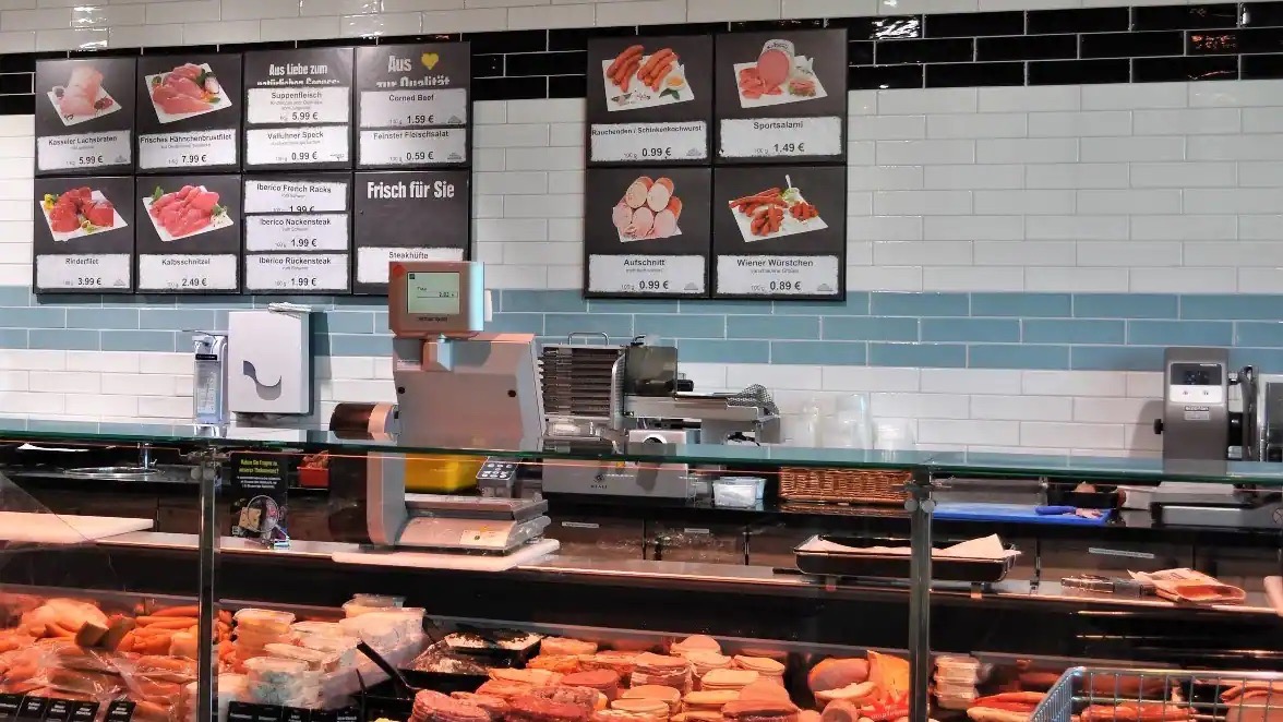 Die Auslage der Fleischereiabteilung.
