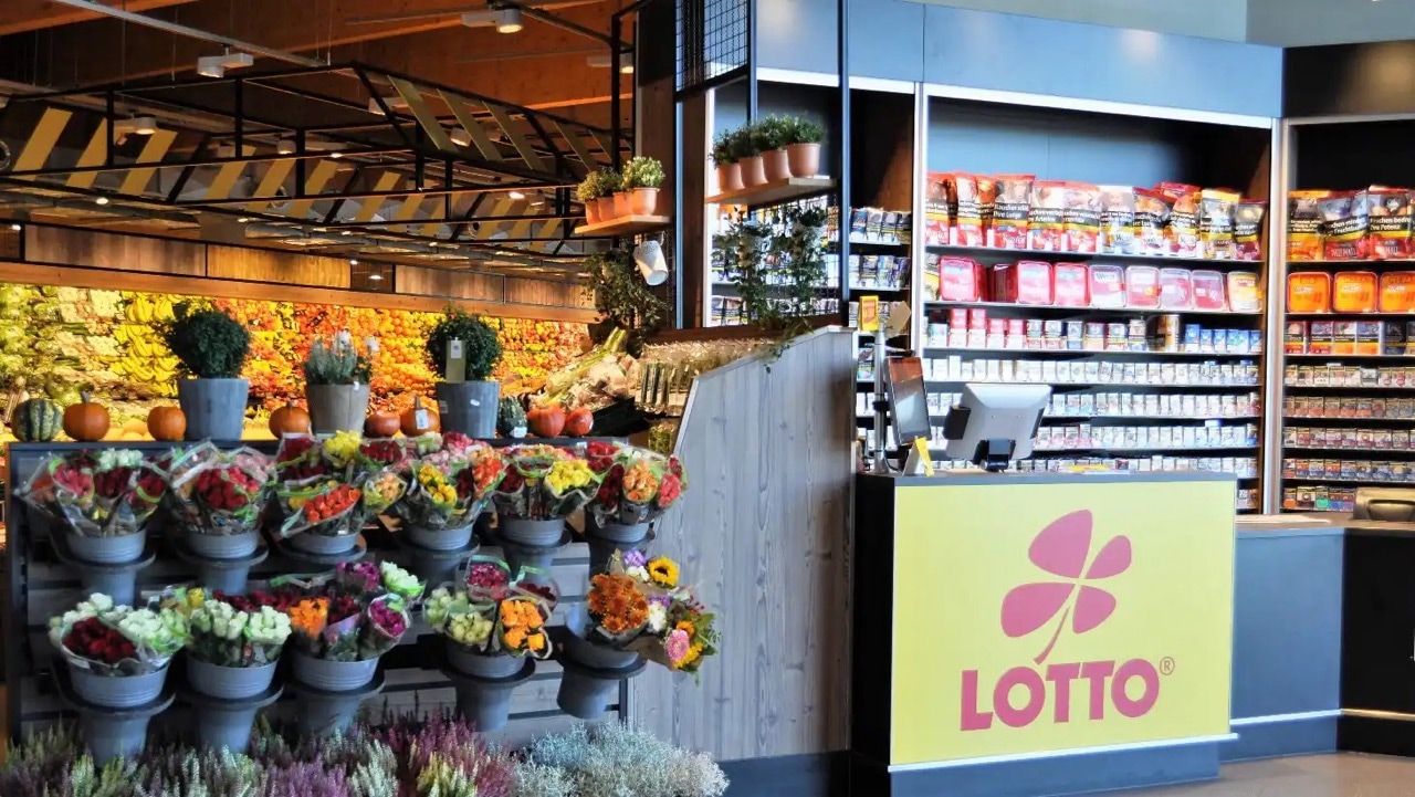 Eingangsbereich mit Tabakwaren und Blumen. Im Hintergrund Obst.