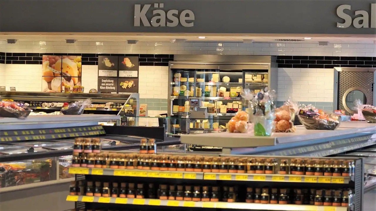 Menschenleere Käseabteilung aus weiter Entfernung.