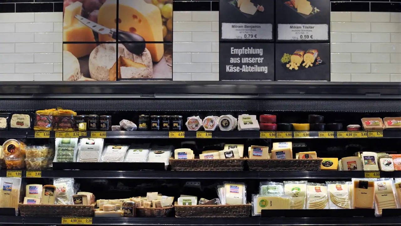 Selbstbedienung Käseauslage.
