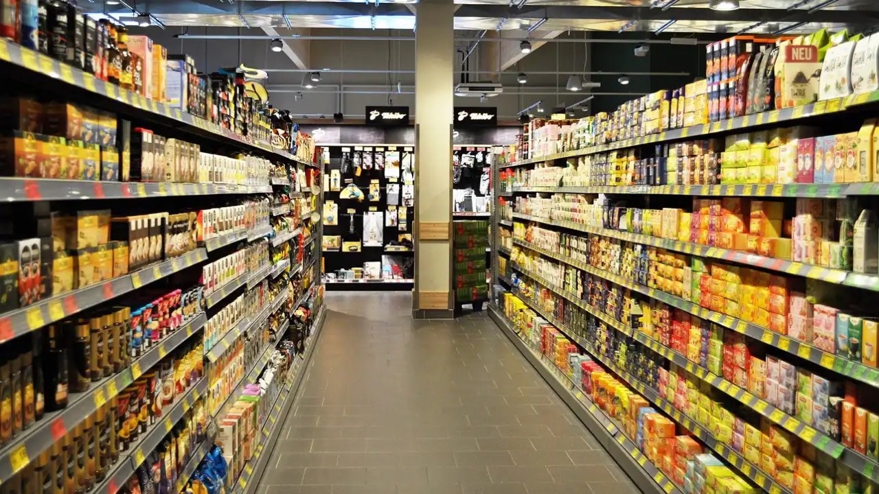 Langer Gang mit Heißgetränken: Kaffee rechts, Tee links.