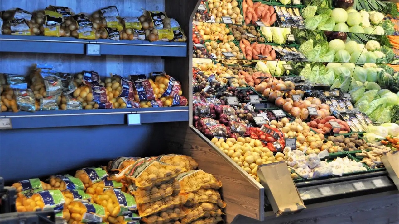 Auslage mit Kartoffeln zur linken und Zwiebeln zur rechten.