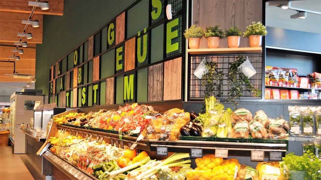 Obst- und Gemüseabteilung sowie Salatbar.