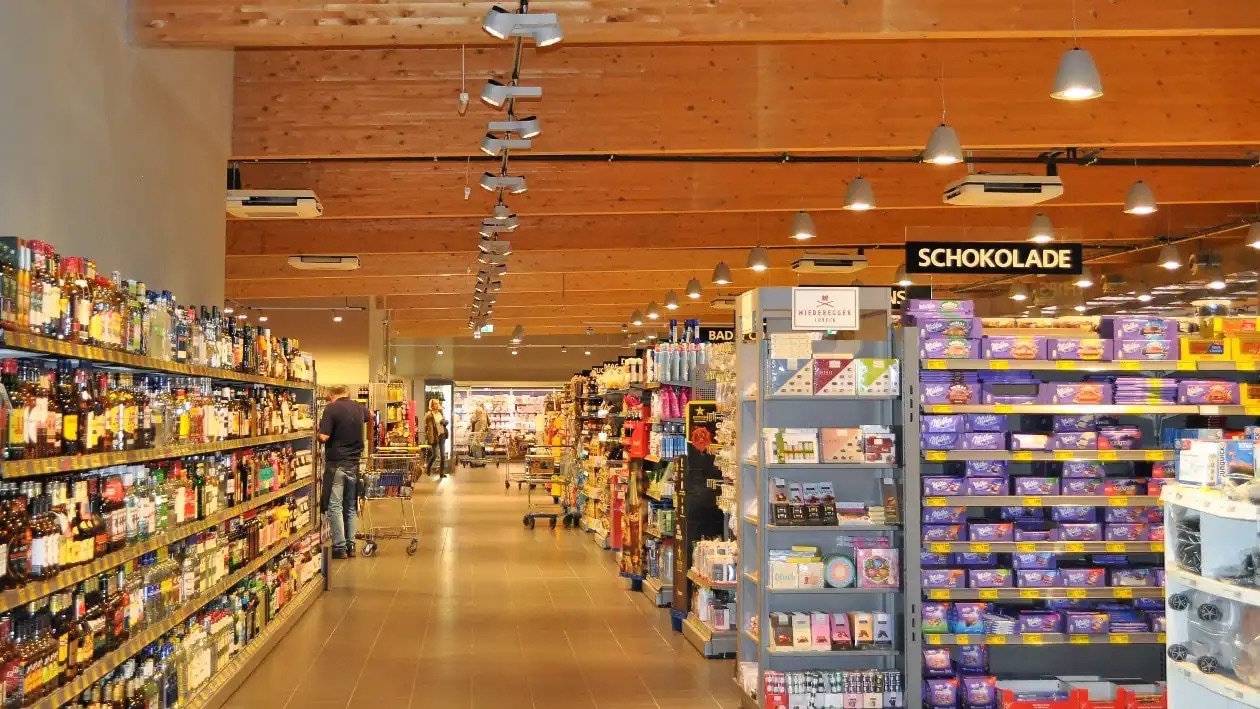 Spirituosenregal gegenüber der Schokoladenabteilung.