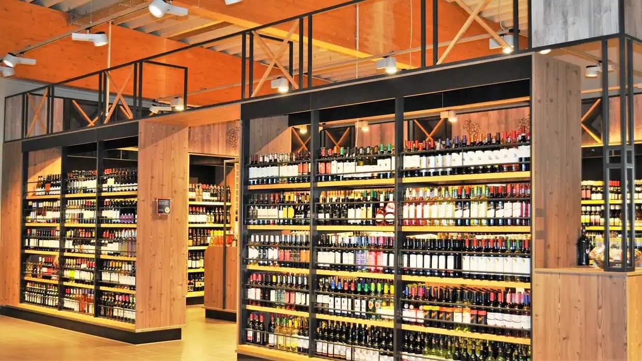 Zwei große Weinregale als Raumteiler im Markt.