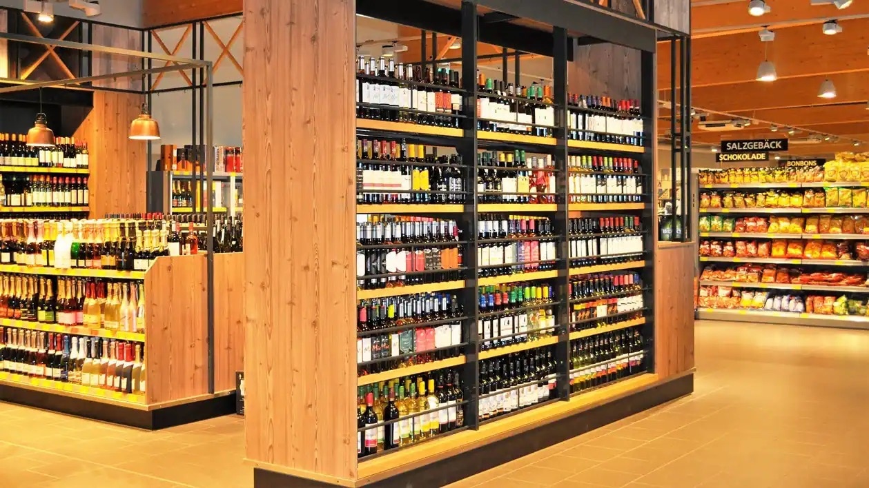 Weinregal aus hellem und schwarzem Holz.