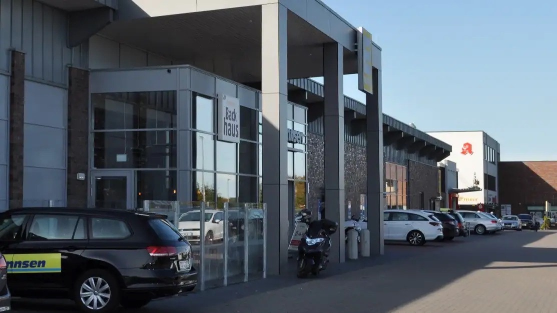 Parkplatz und Eingang von EDEKA Johannsen und dem Backhaus.