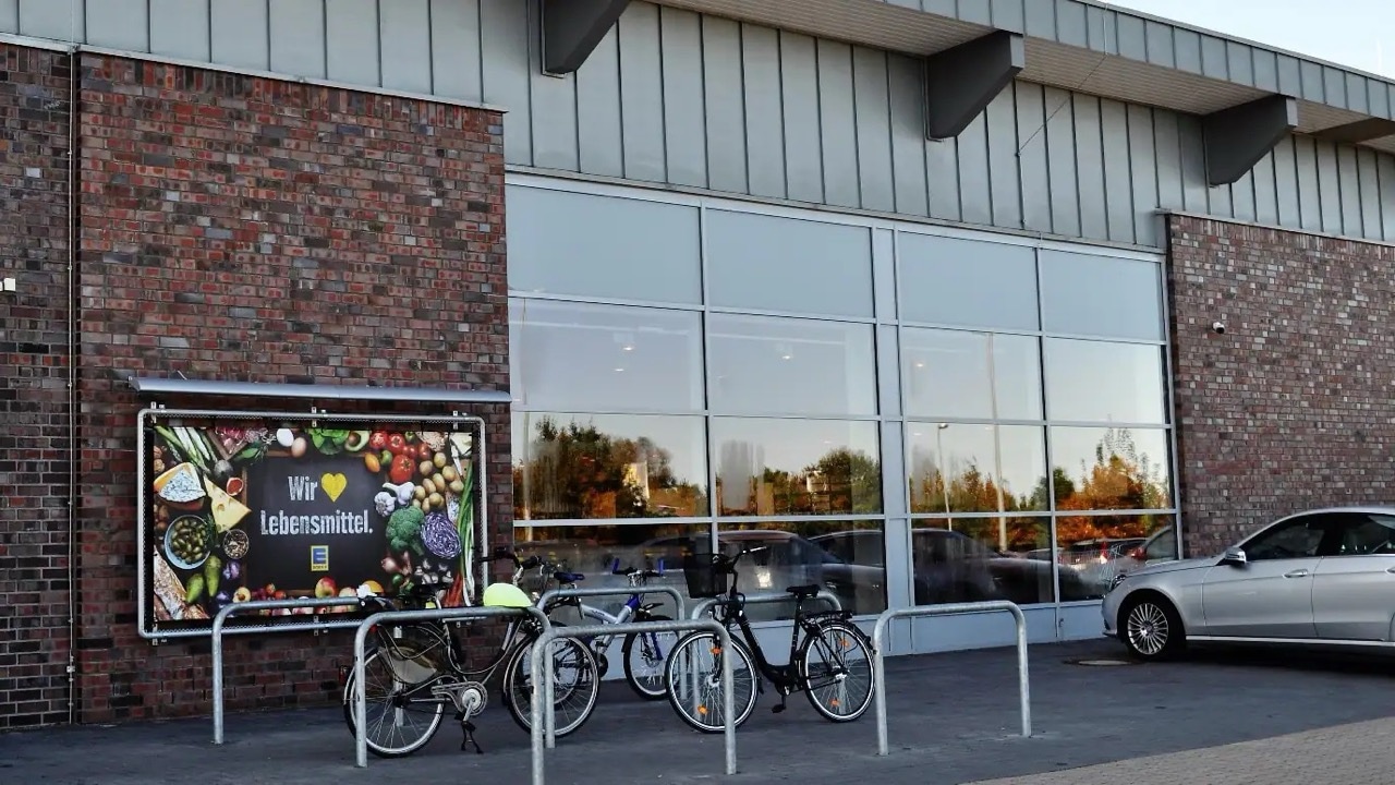 Fahrradständer vor einem bodentiefen Fenster bei EDEKA.