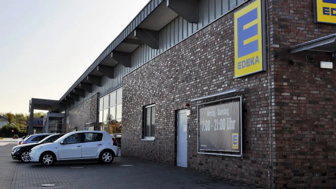 Fassade des EDEKA-Marktes mit Plakat: Montag - Samstag. Sieben bis 21 Uhr.