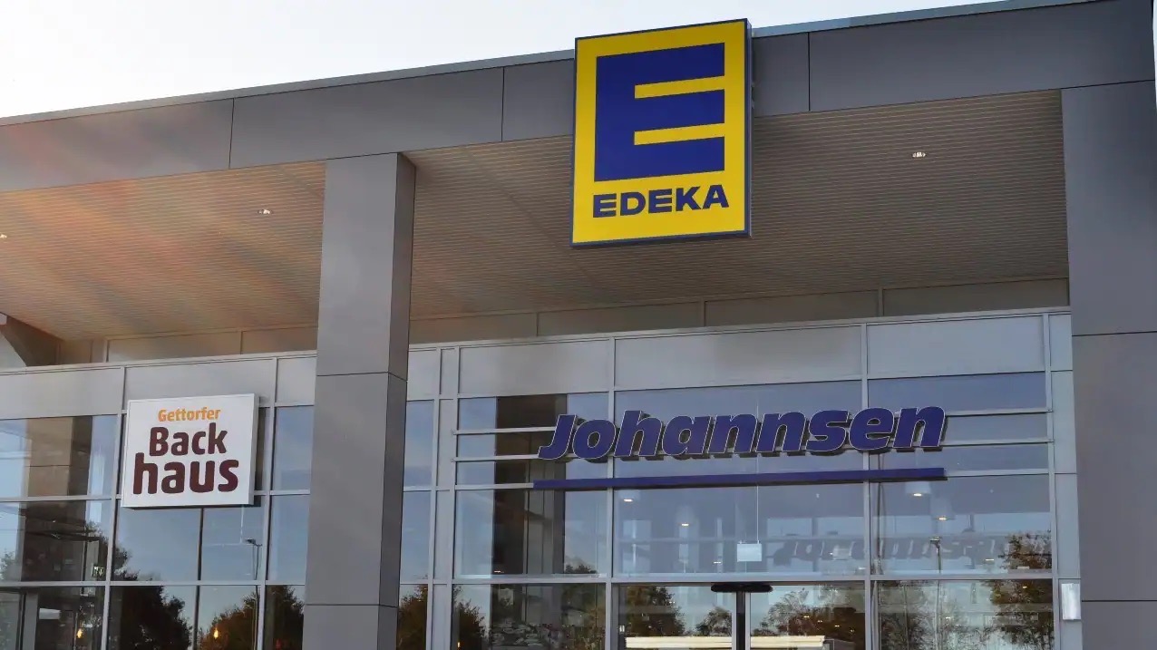 EDEKA Johannsen von außen mit großer Fensterfront.