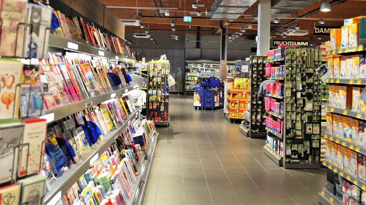Zeitschriftenregal im Markt.