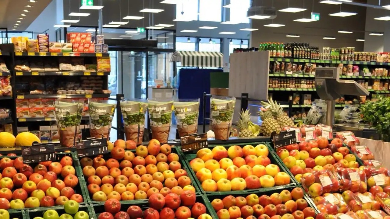 Auslage für Obst im Eingangsbereich des Marktes.