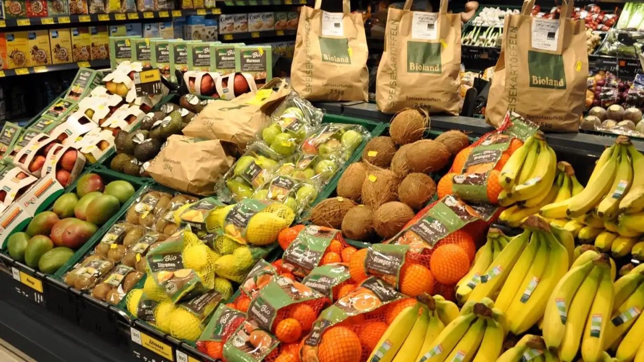 Auslage für Südfrüchte wie Mango, Kiwi, Zitrone und Kokosnüsse.