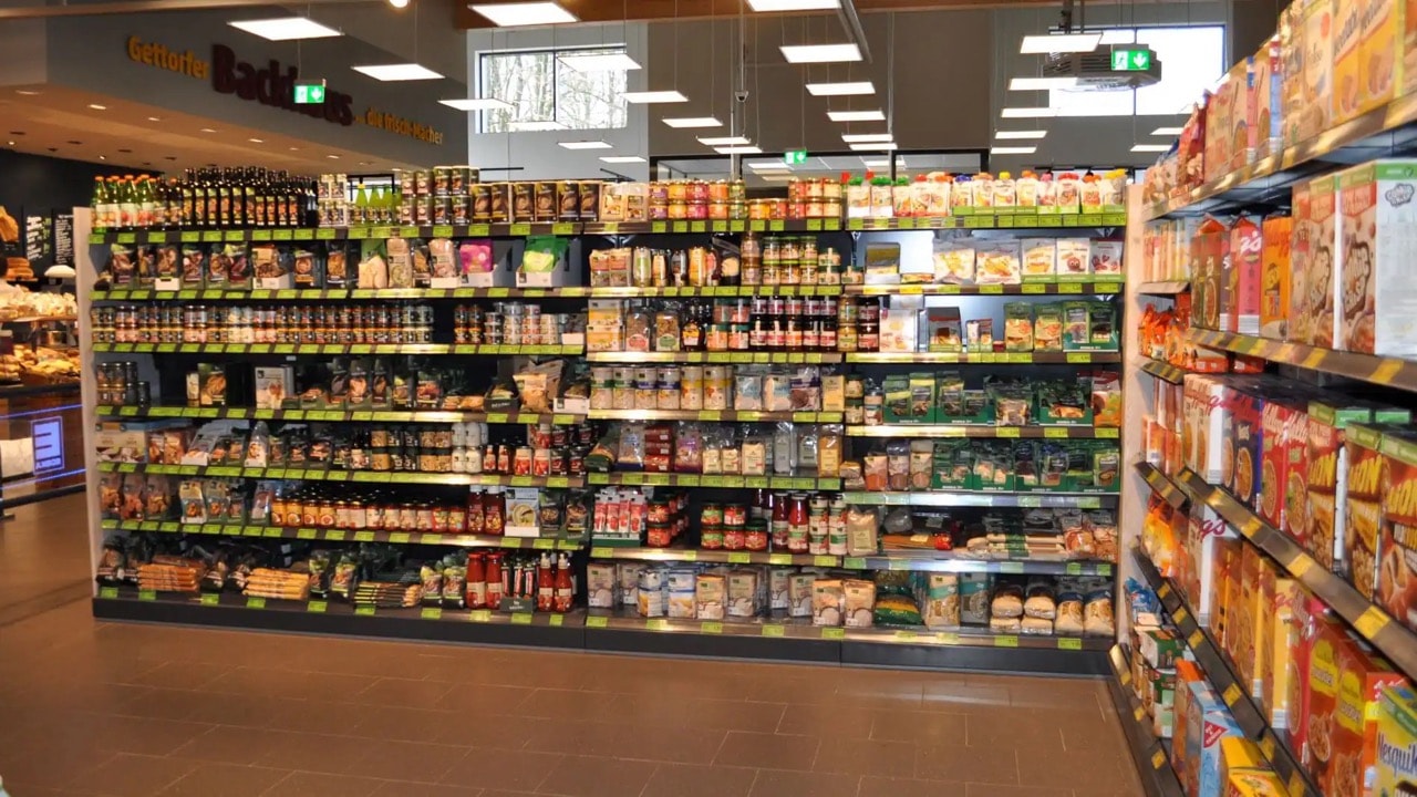 Regal mit Biowaren im Markt.