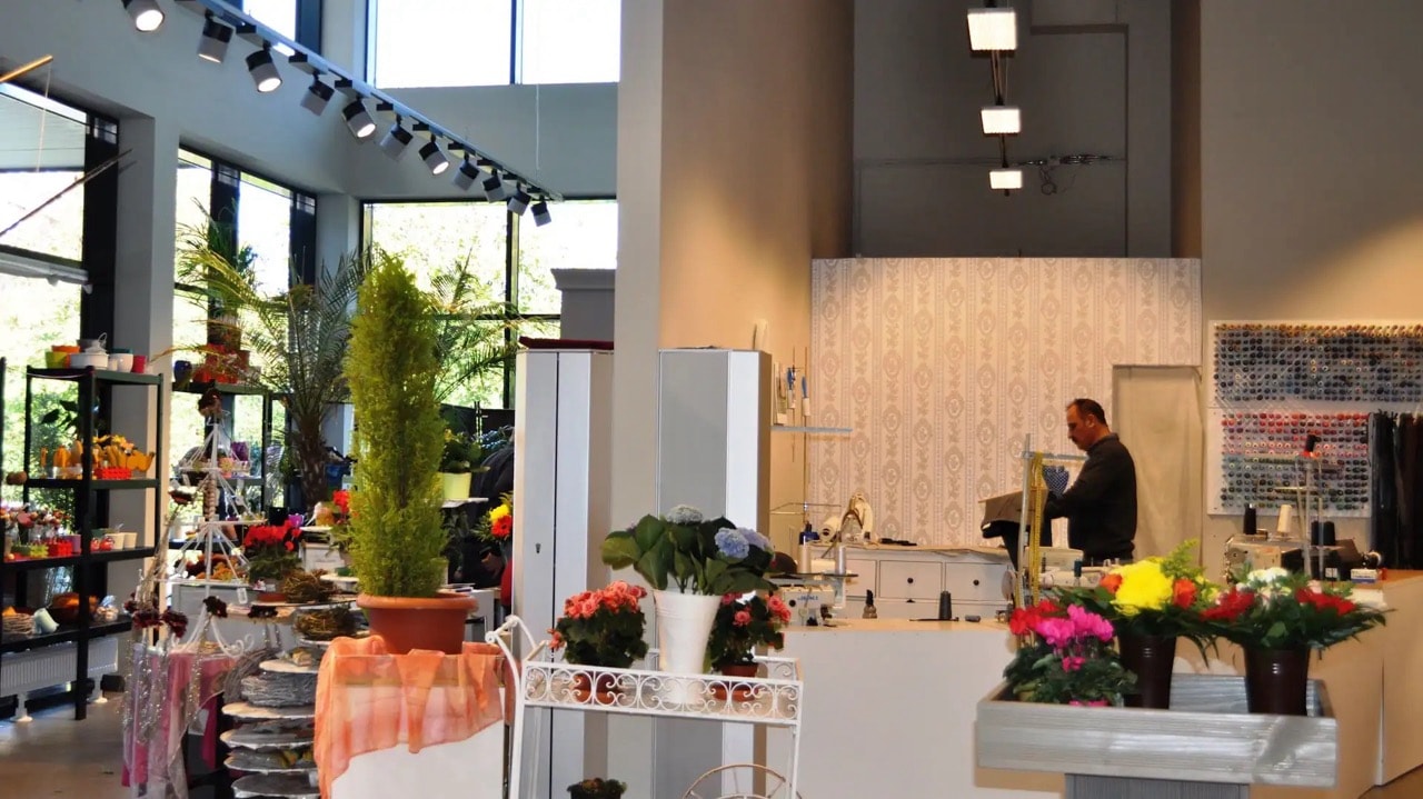 Blumenladen im Inneren des Marktes.