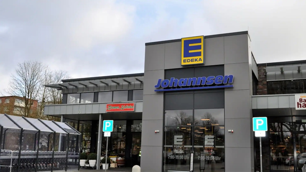 Außenbereich und Parkplatz bei EDEKA Johannsen.