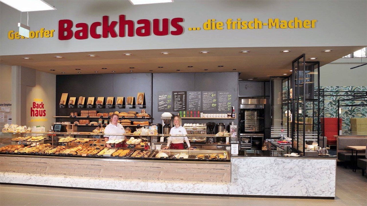 Zwei Frauen stehen hinter dem Verkaufstresen des Gettorfer Backhauses.