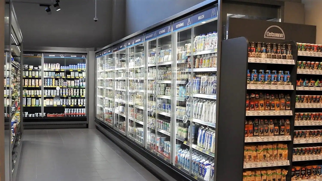 An der Ecke zu den Kühlschränken mit den Molkereiprodukten ist ein Regal mit Gewürzen von Ostmann.