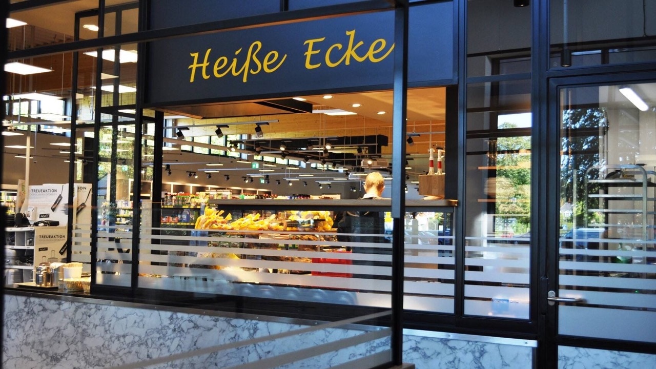 Großes Fenster mit der Aufschrift Heiße Ecke.