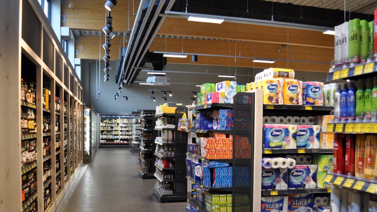 Regale mit Hygieneprodukten.