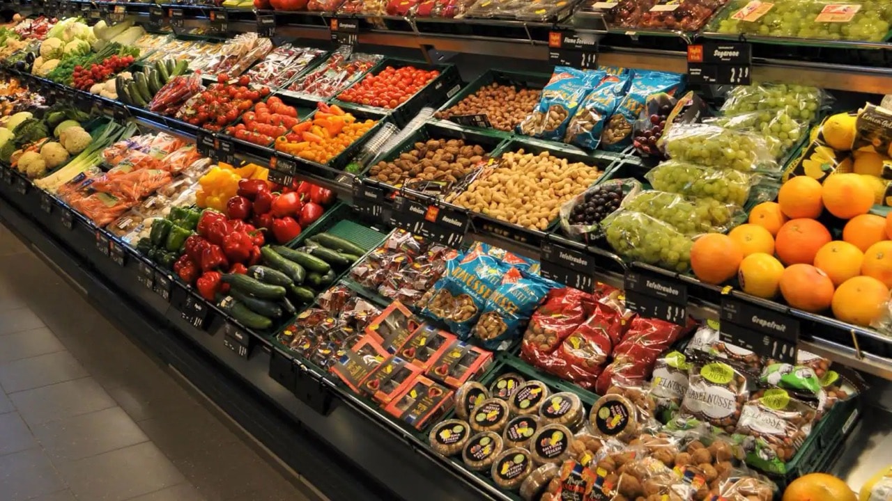 Gemüseregal mit Nüssen und Trauben.