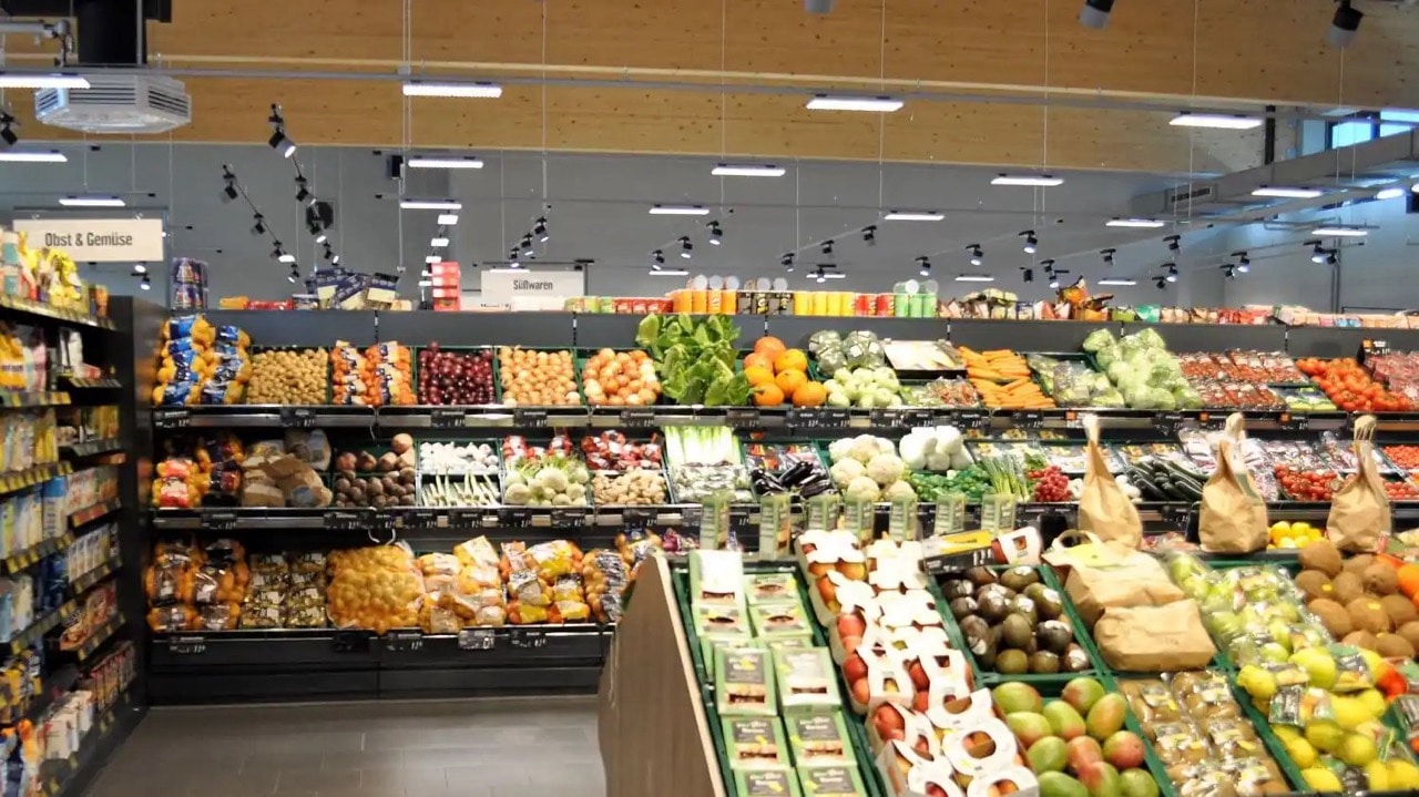 Regale für Obst und Gemüse.