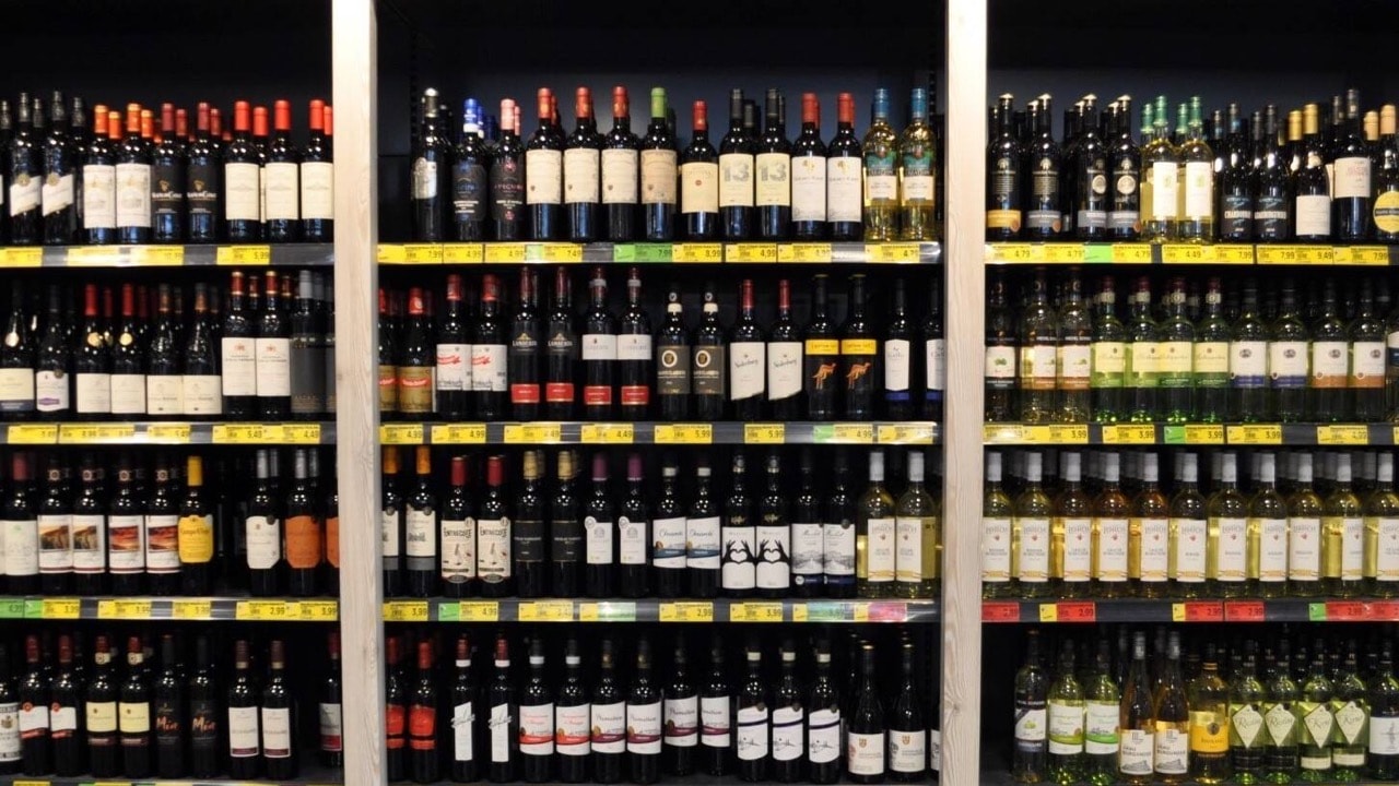 Drei Regalabschnitte mit Rot- und Weißwein.