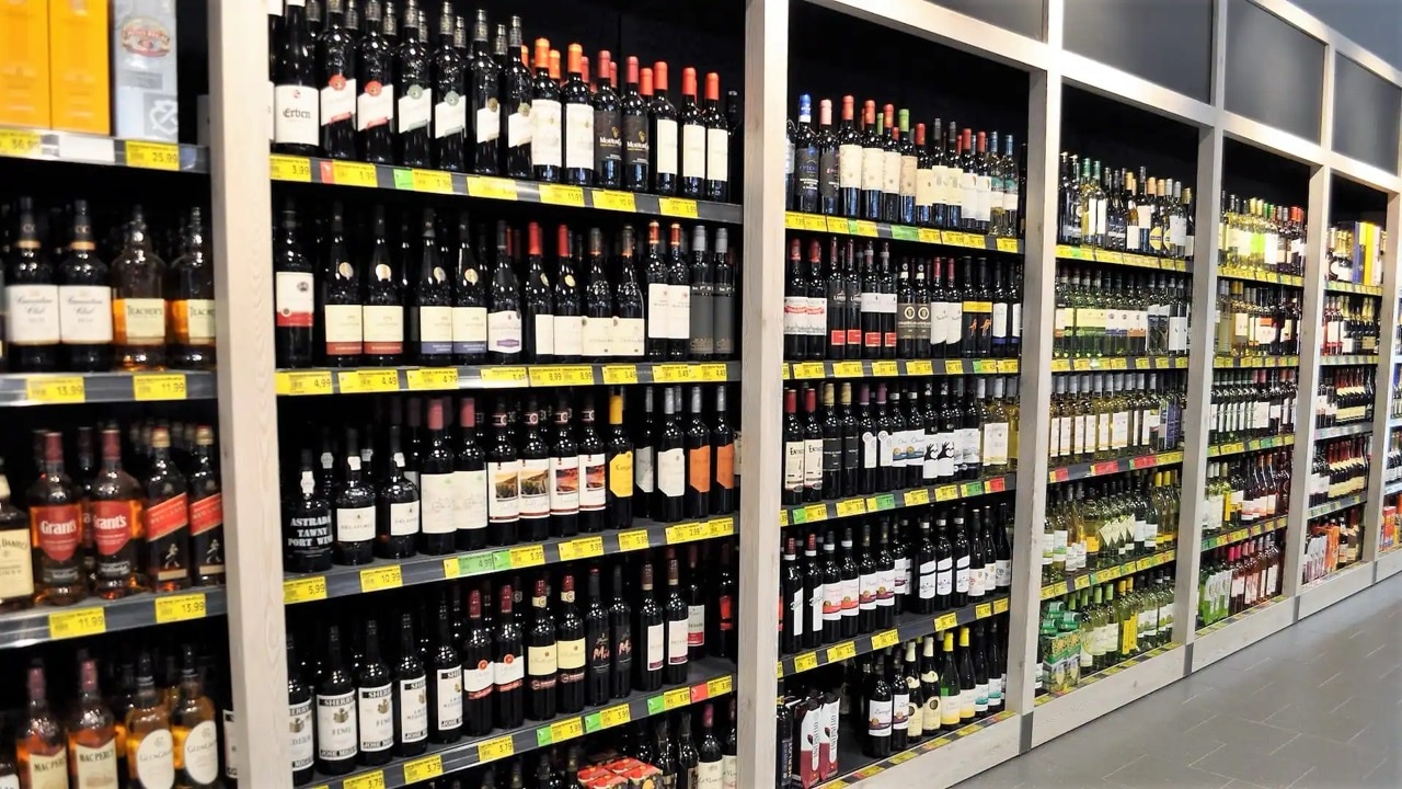 Regal mit großer Auswahl an Rotwein.