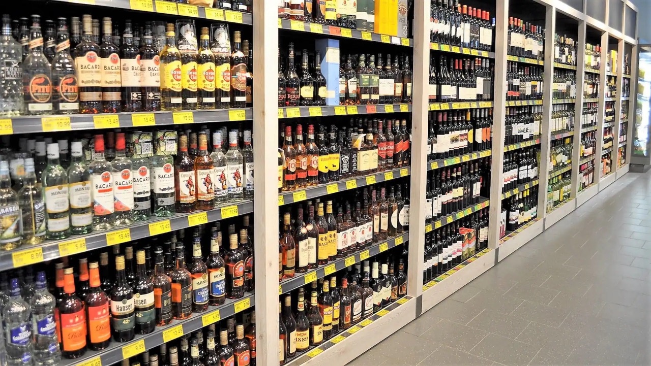 Langes Regal mit Spirituosen.