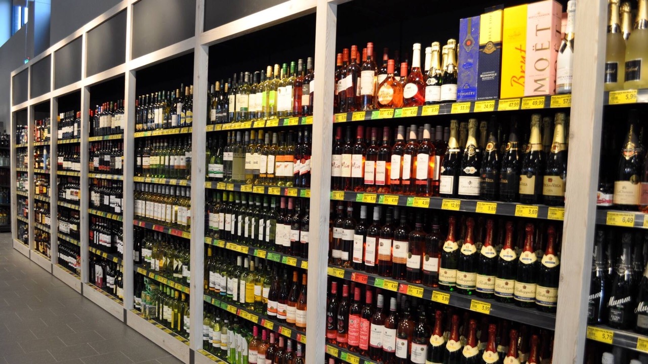 Langes Regal mit Sekt, Champagner und Wein.