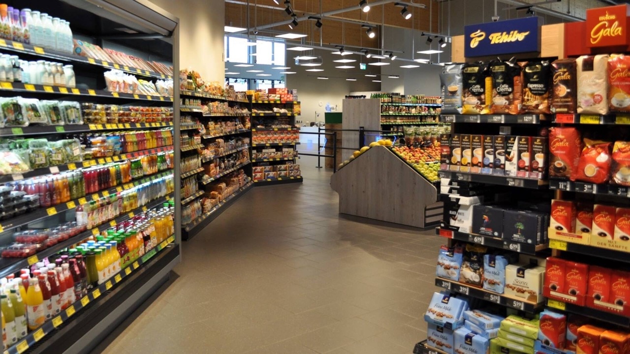 Verkaufsecke mit Kaffee-Produkten von Tchibo und Eduscho.