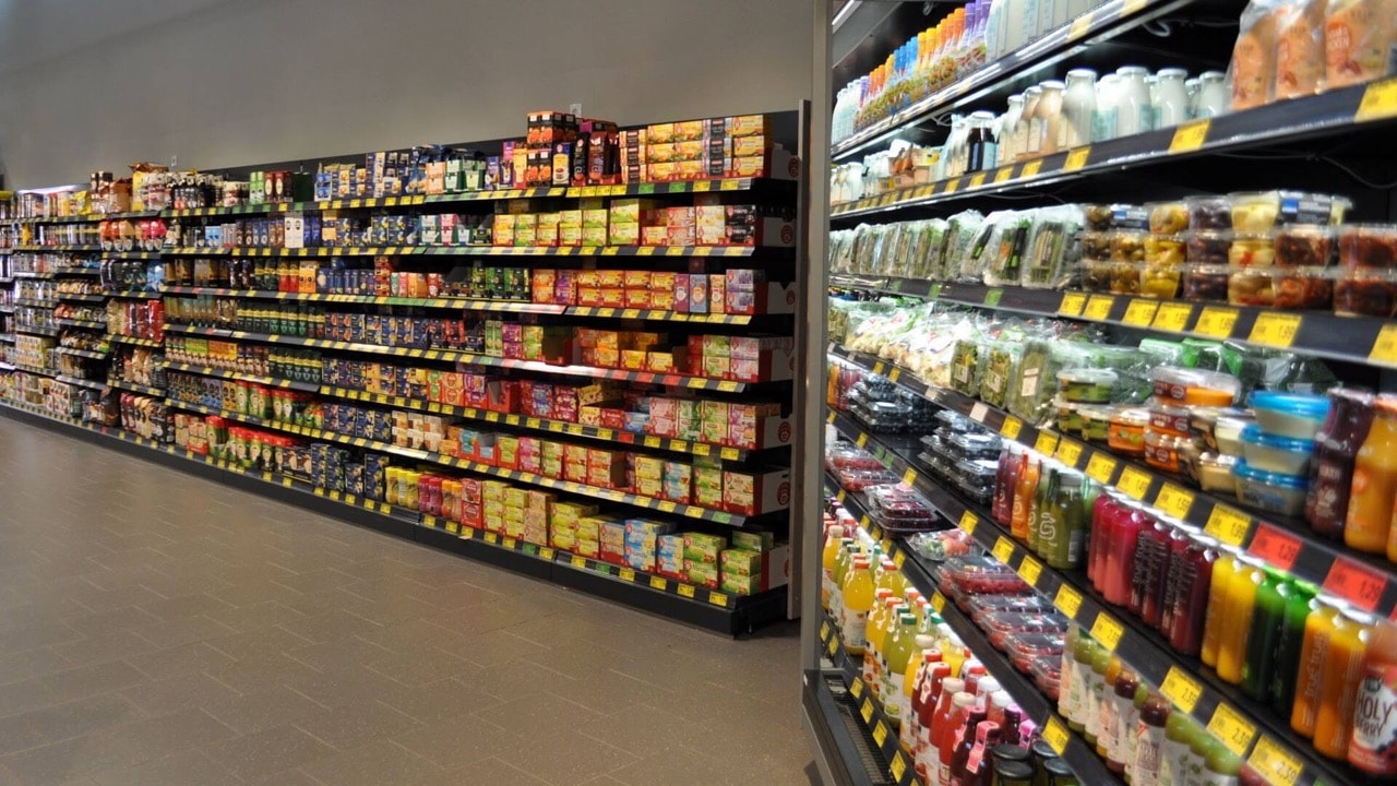 Regal mit Tee und Kühlschrank mit Smoothies und Salatdressing.